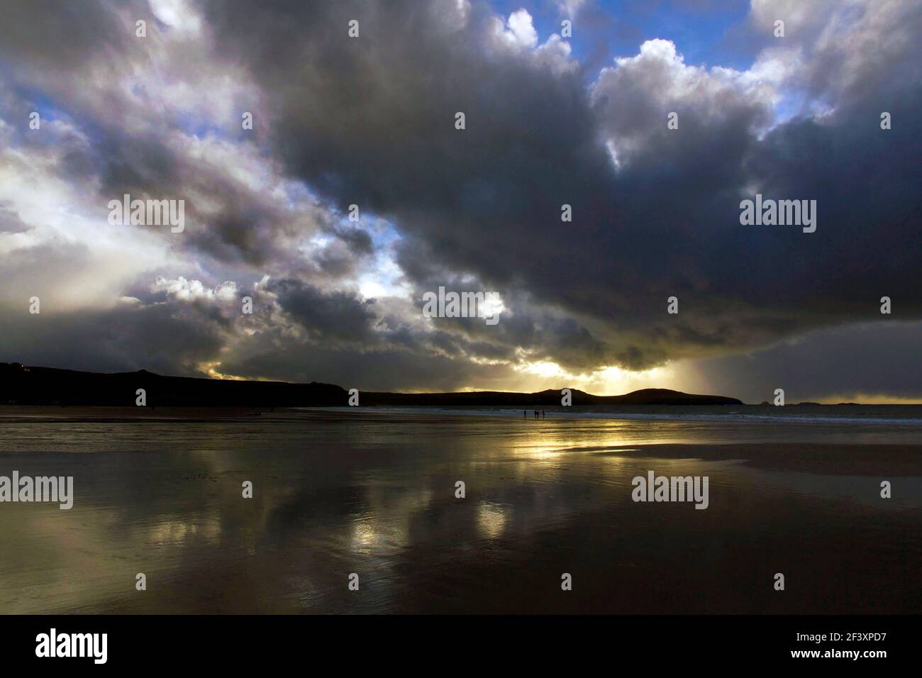 Whitesands Bay, Pembrokeshire, Galles, Regno Unito sera girato con cielo drammatico Foto Stock