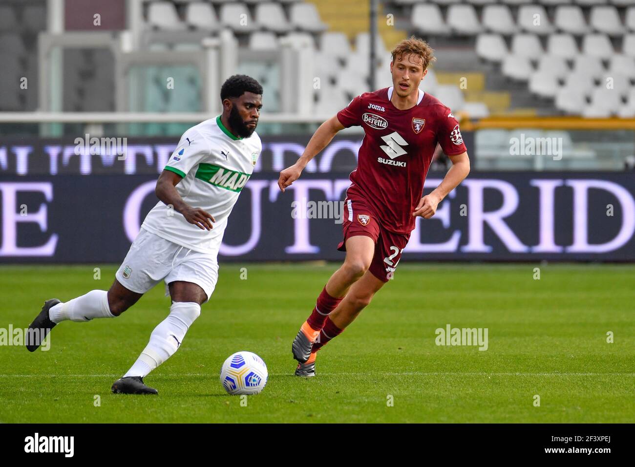 Torino, Italia. 17 Marzo 2021. Mergim Vojvoda (27) di Torino ha visto nella Serie UNA partita tra Torino e Sassuolo allo Stadio Olimpico di Torino. (Photo Credit: Gonzales Photo/Alamy Live News Foto Stock