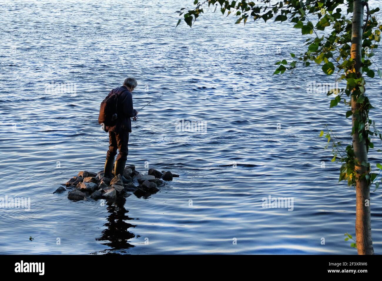 Il pescatore al lago è la pesca Foto Stock