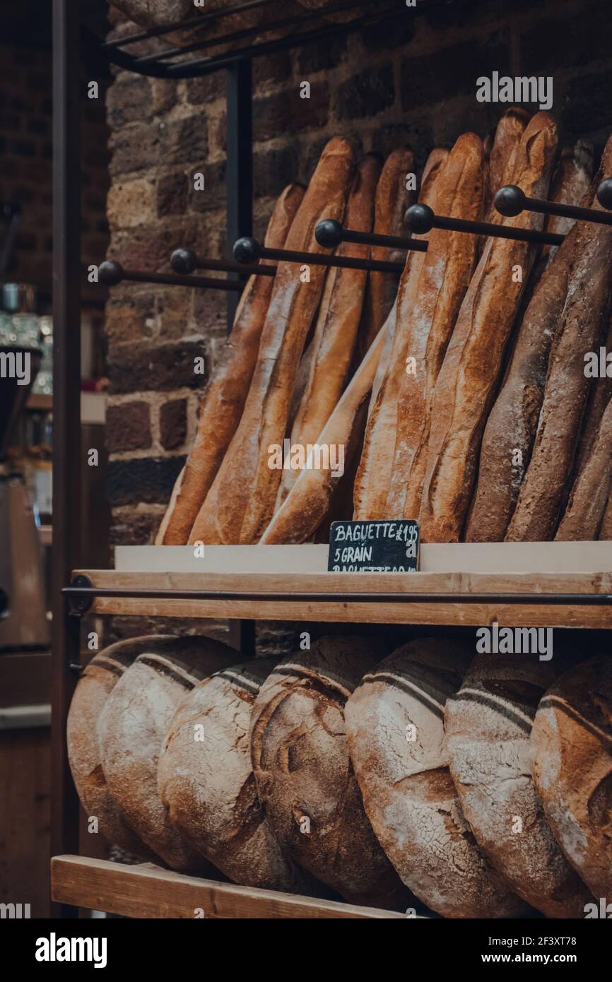 Londra, UK - 16 agosto 2019: Pane fresco in vendita a le Pain Quotidien, una catena internazionale di panetteria-ristoranti. Messa a fuoco selettiva. Foto Stock