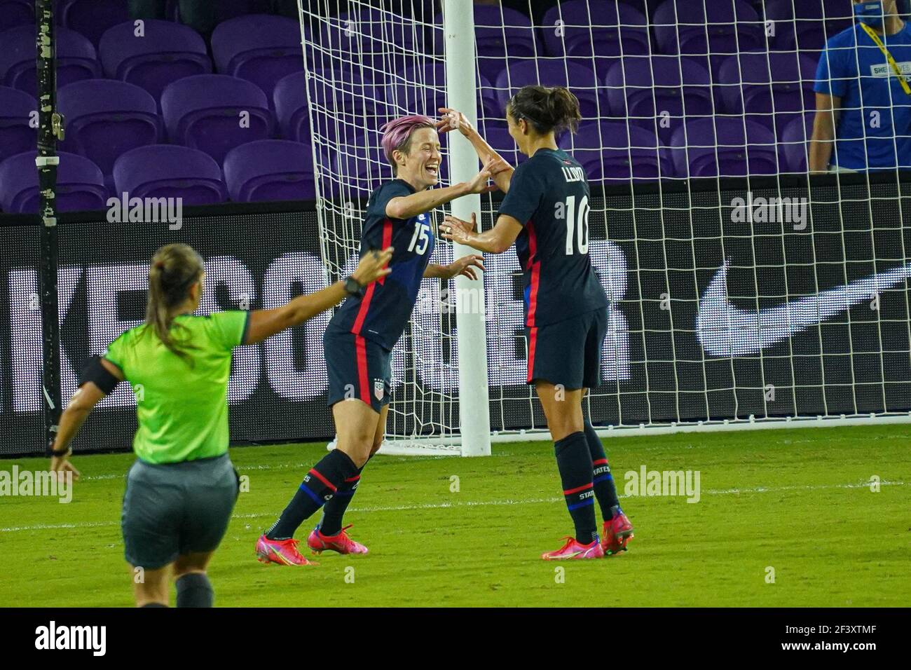 Orlando, Florida, USA, 24 febbraio 2021, I giocatori statunitensi Megan Rapinoe n. 15 e Carli Lloyd n. 10 celebrano il primo gol della partita durante la SheBelieves Cup all'Exploria Stadium (Photo Credit: Marty Jean-Louis) Foto Stock