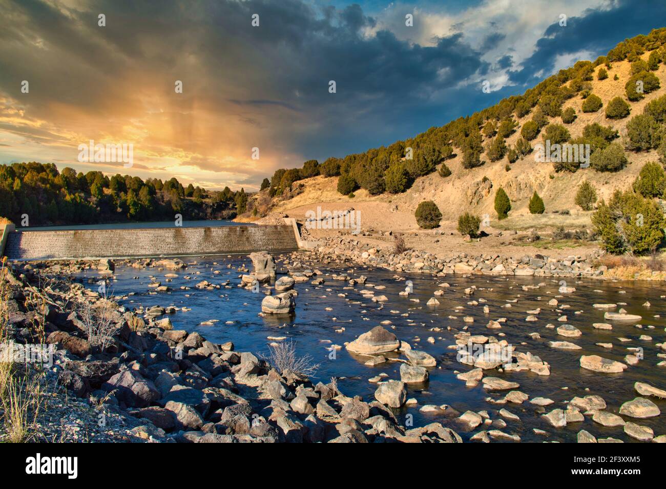 Un'immagine di un paesaggio naturale con collina del fiume e foresta con il  cielo nuvoloso durante il tramonto Foto stock - Alamy