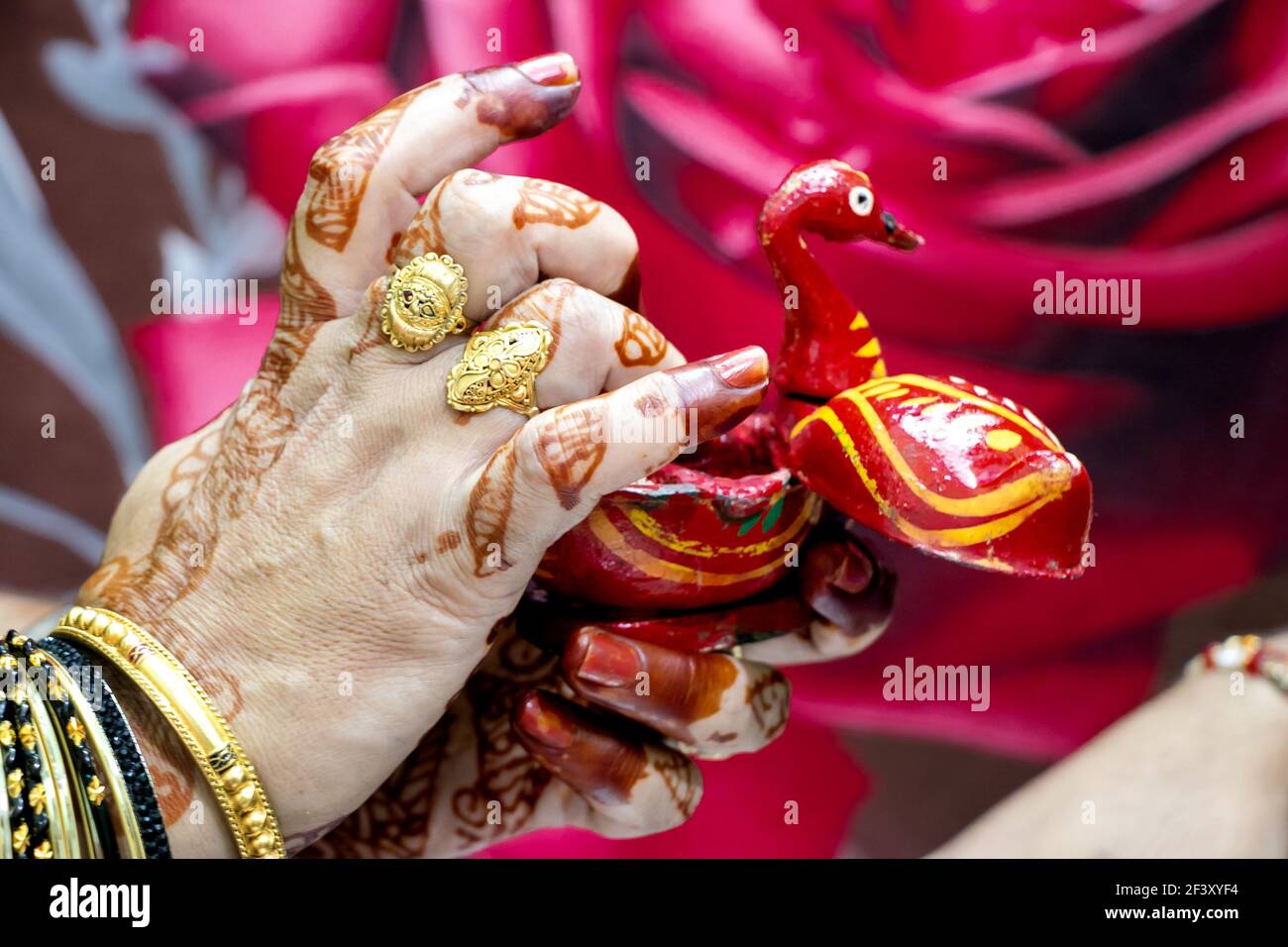 Per applicare tilak, una donna sta prendendo un kumkum nel suo dito in india Foto Stock