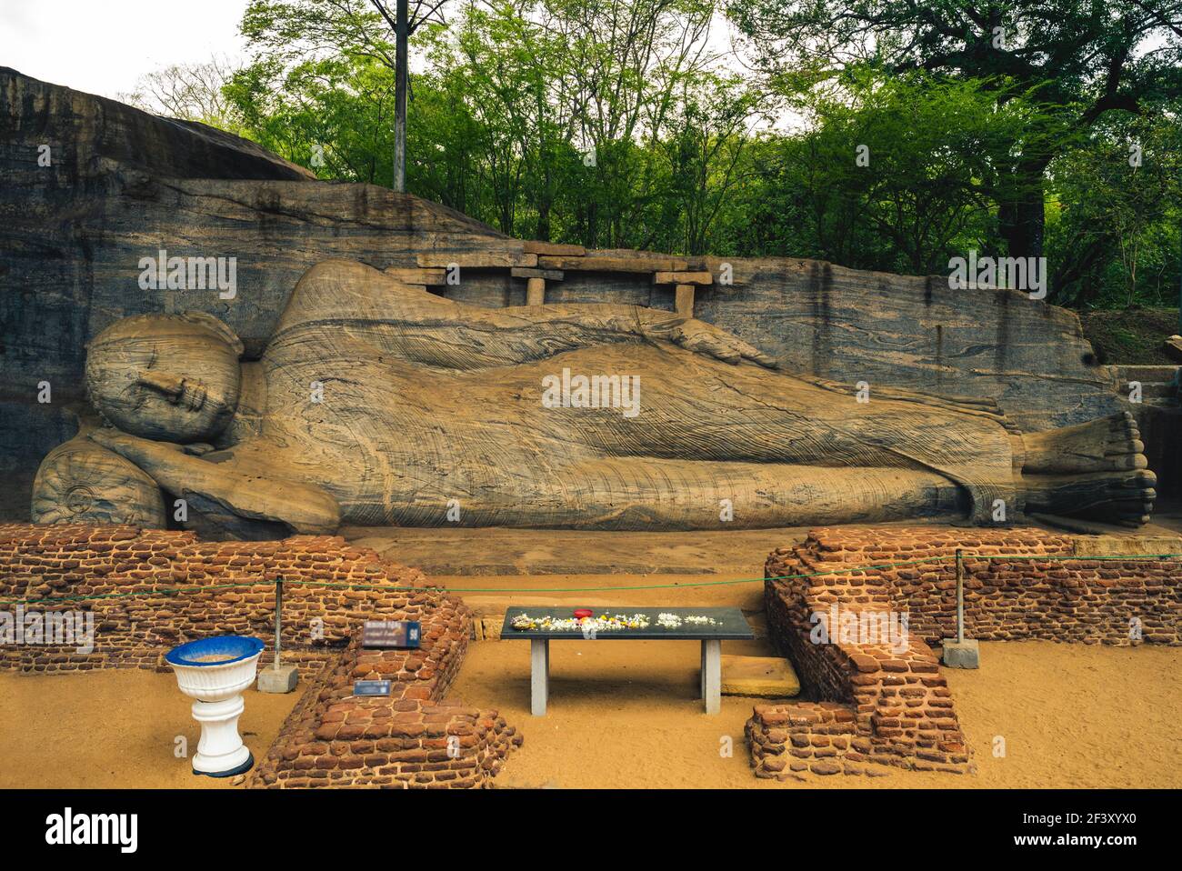 Buddha reclinato statua, Gal Vihara a Polonnaruwa, sri lanka Foto Stock