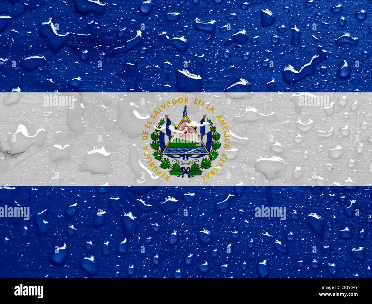 Bandiera di El Salvador con gocce di pioggia Foto Stock