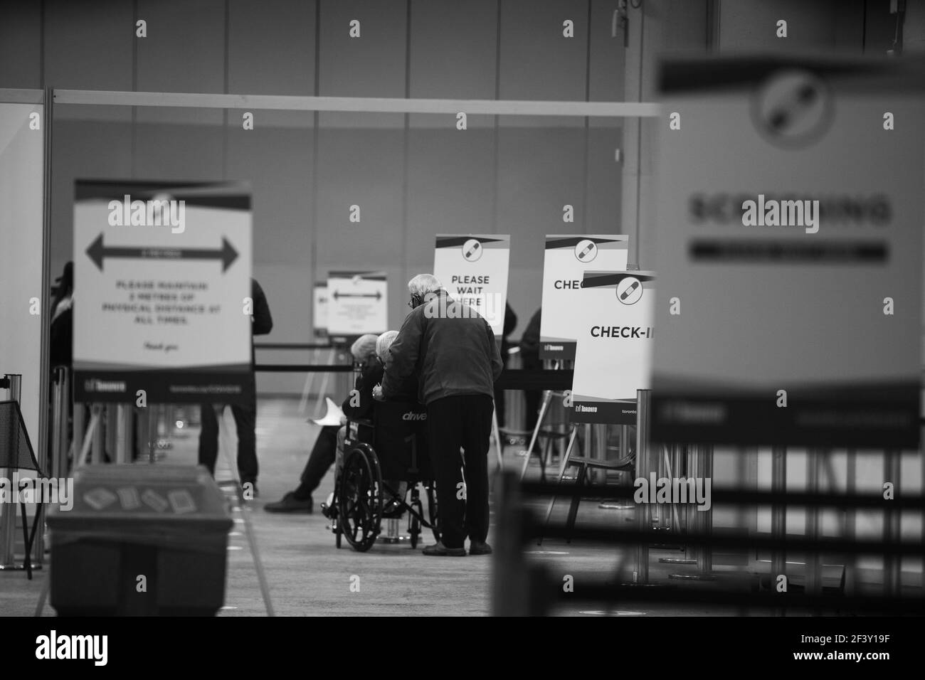 CENTRO VACCINAZIONI COVID-19 PRESSO IL METRO CONVENTION CENTER NEL CENTRO DI TORONTO. Foto Stock