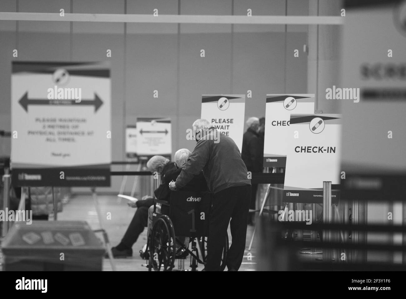 CENTRO VACCINAZIONI COVID-19 PRESSO IL METRO CONVENTION CENTER NEL CENTRO DI TORONTO. Foto Stock