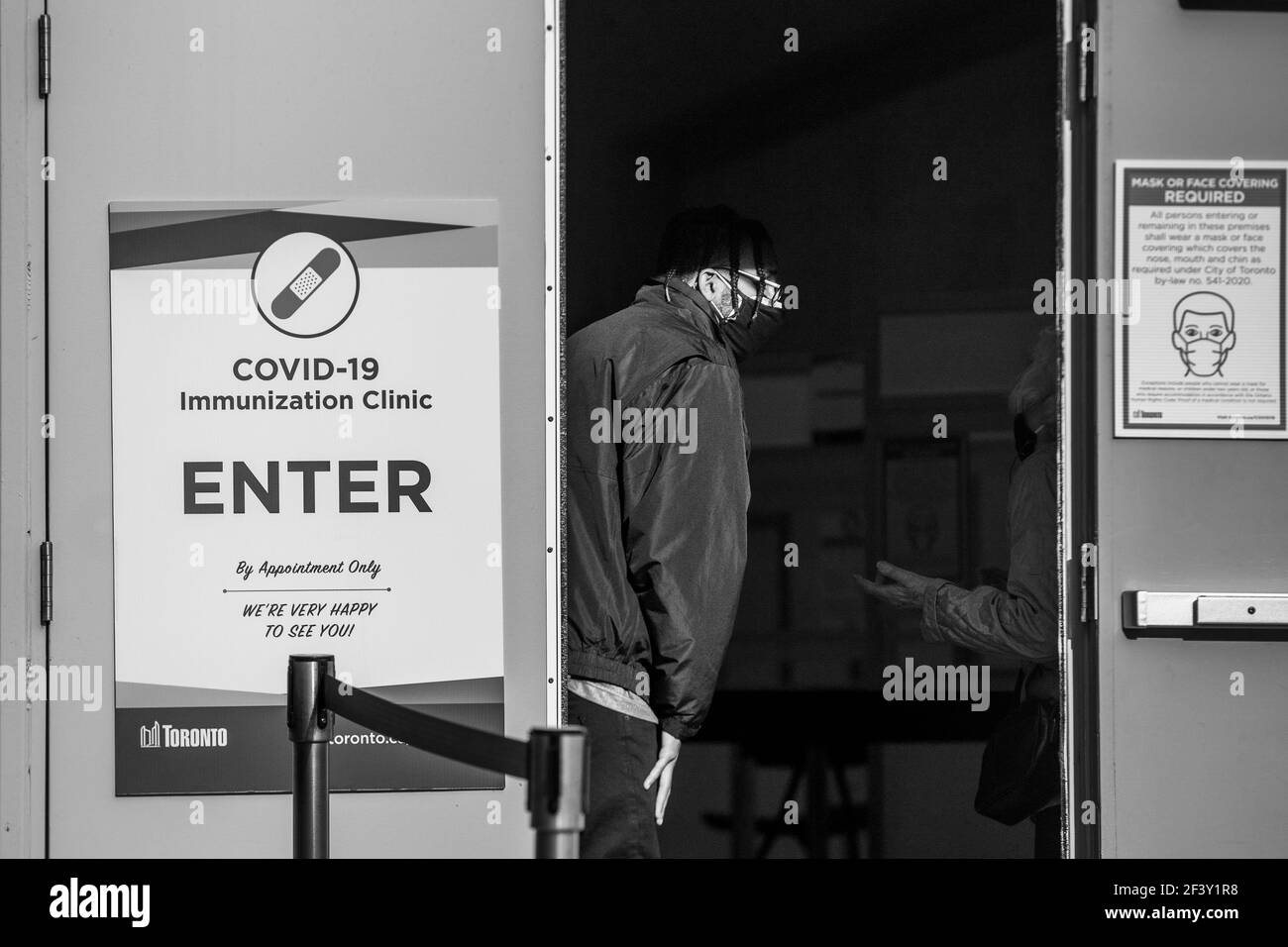 CENTRO VACCINAZIONI COVID-19 PRESSO IL METRO CONVENTION CENTER NEL CENTRO DI TORONTO. Foto Stock