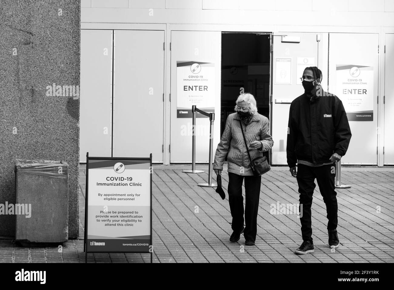 CENTRO VACCINAZIONI COVID-19 PRESSO IL METRO CONVENTION CENTER NEL CENTRO DI TORONTO. Foto Stock