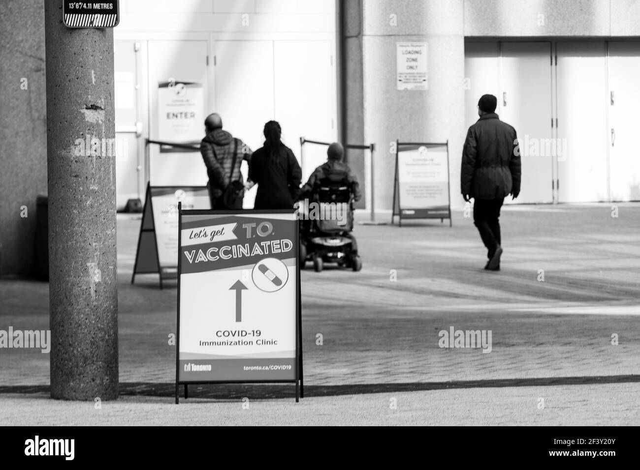 CENTRO VACCINAZIONI COVID-19 PRESSO IL METRO CONVENTION CENTER NEL CENTRO DI TORONTO. Foto Stock
