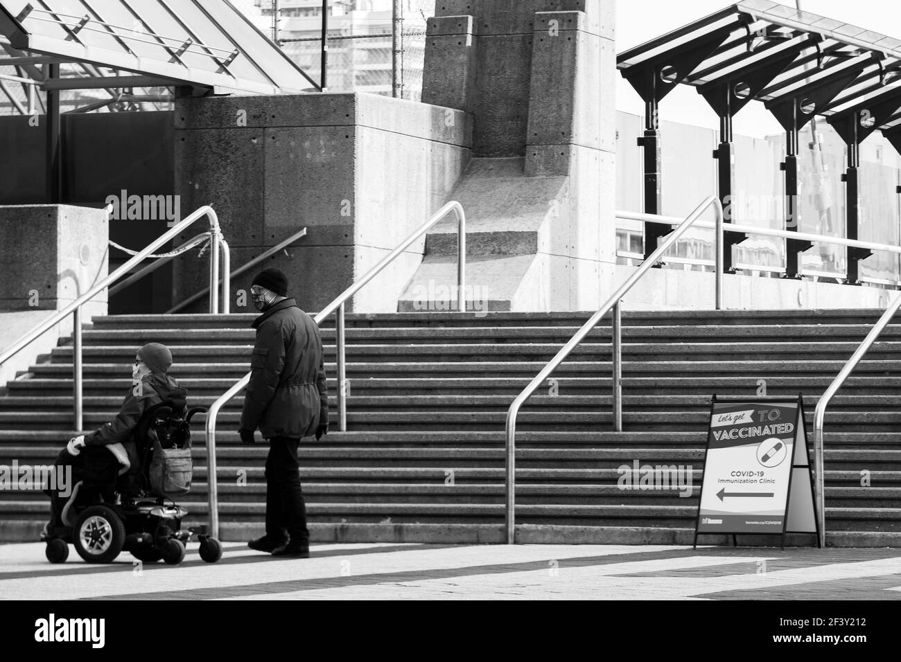 CENTRO VACCINAZIONI COVID-19 PRESSO IL METRO CONVENTION CENTER NEL CENTRO DI TORONTO. Foto Stock