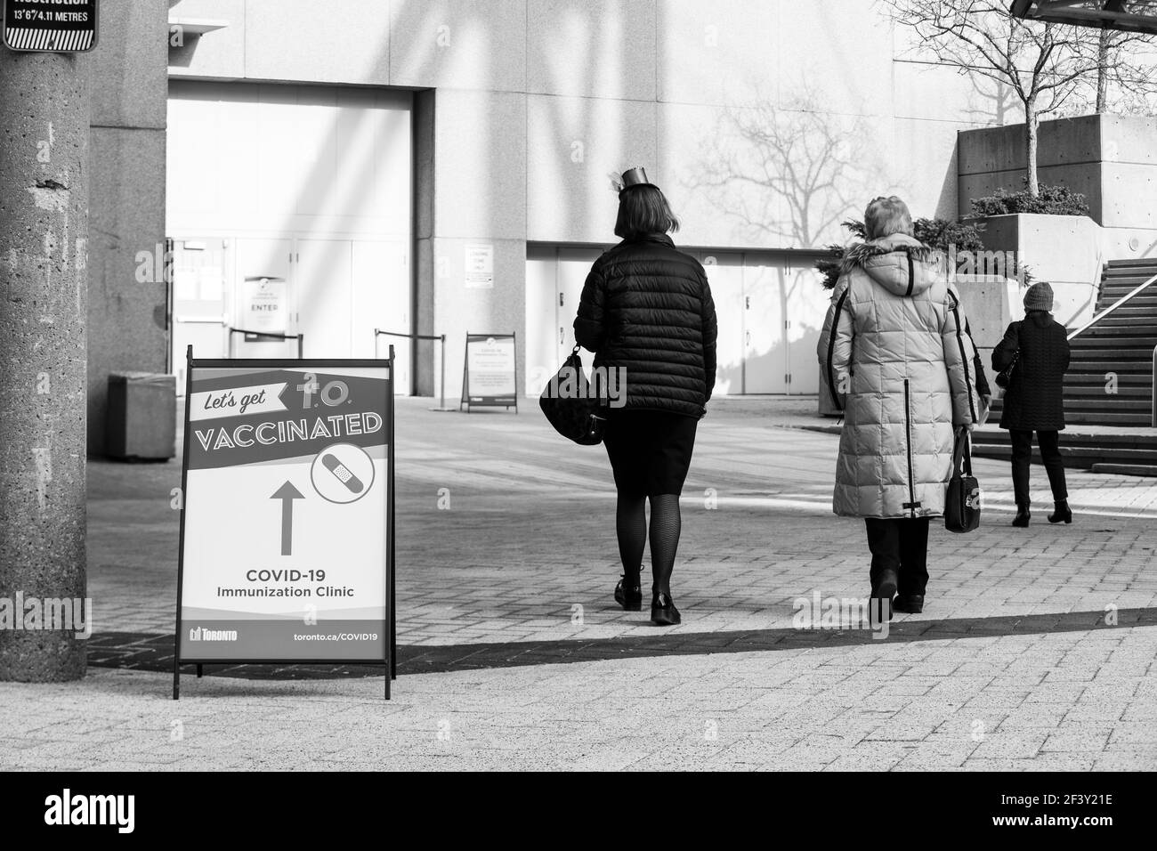 CENTRO VACCINAZIONI COVID-19 PRESSO IL METRO CONVENTION CENTER NEL CENTRO DI TORONTO. Foto Stock