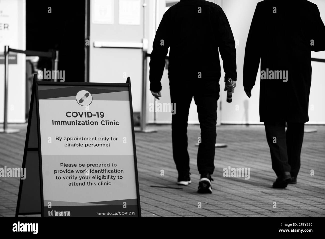 CENTRO VACCINAZIONI COVID-19 PRESSO IL METRO CONVENTION CENTER NEL CENTRO DI TORONTO. Foto Stock