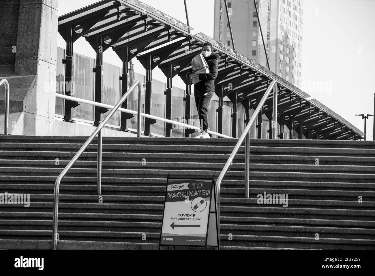CENTRO VACCINAZIONI COVID-19 PRESSO IL METRO CONVENTION CENTER NEL CENTRO DI TORONTO. Foto Stock