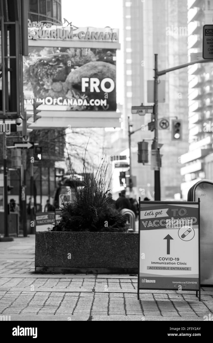 CENTRO VACCINAZIONI COVID-19 PRESSO IL METRO CONVENTION CENTER NEL CENTRO DI TORONTO. Foto Stock