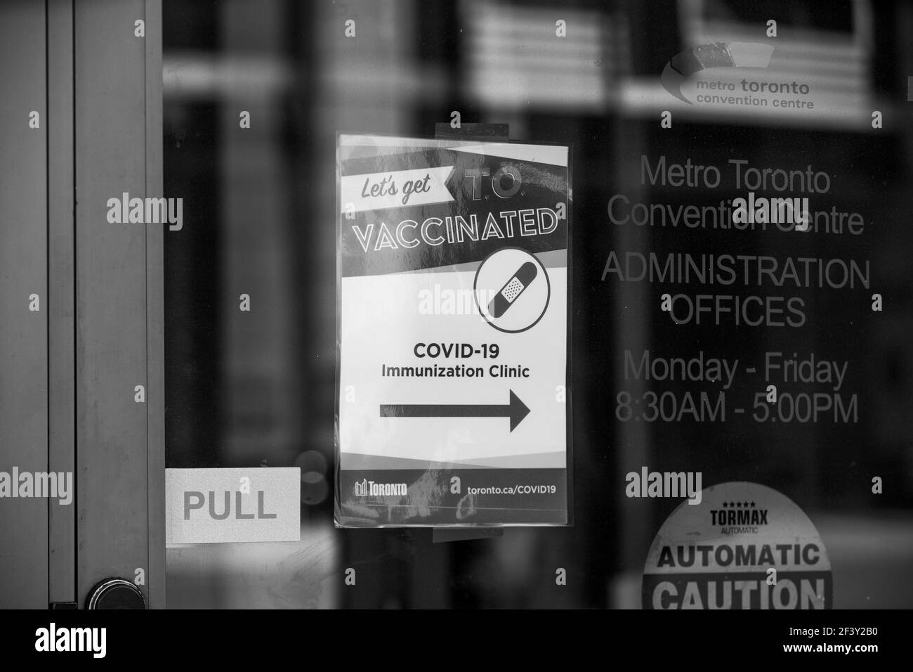 CENTRO VACCINAZIONI COVID-19 PRESSO IL METRO CONVENTION CENTER NEL CENTRO DI TORONTO. Foto Stock