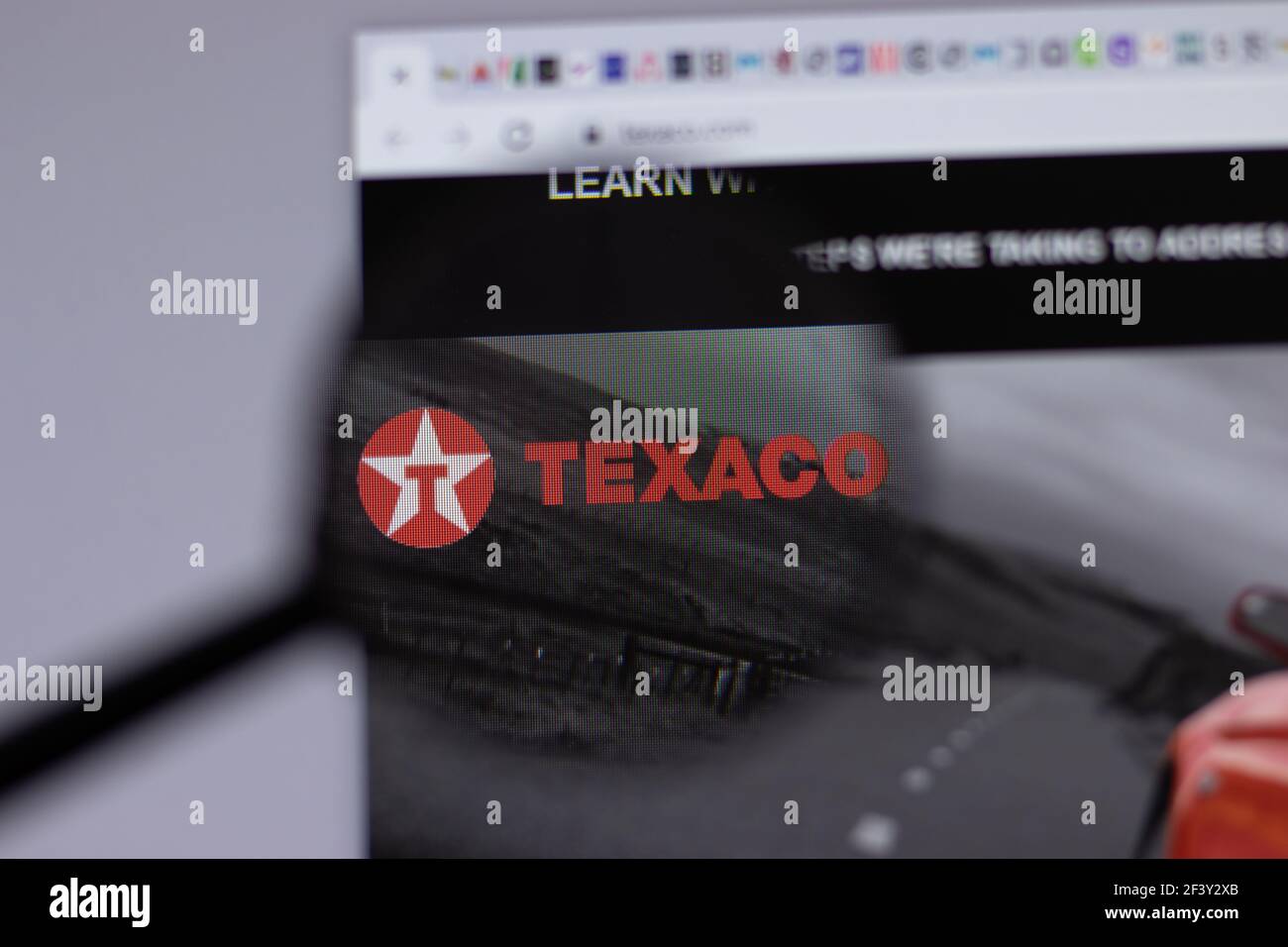 New York, USA - 18 Marzo 2021: Icona del logo aziendale Texaco sul sito, Editoriale illustrativo Foto Stock