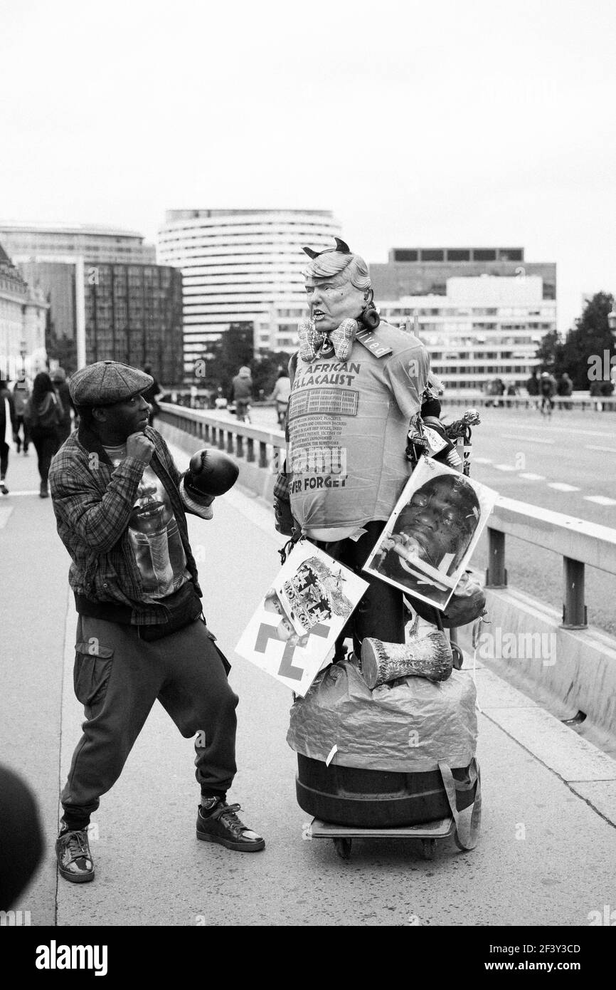 I manifestanti Black Lives Matter a Londra dopo la morte di George Floyd Foto Stock