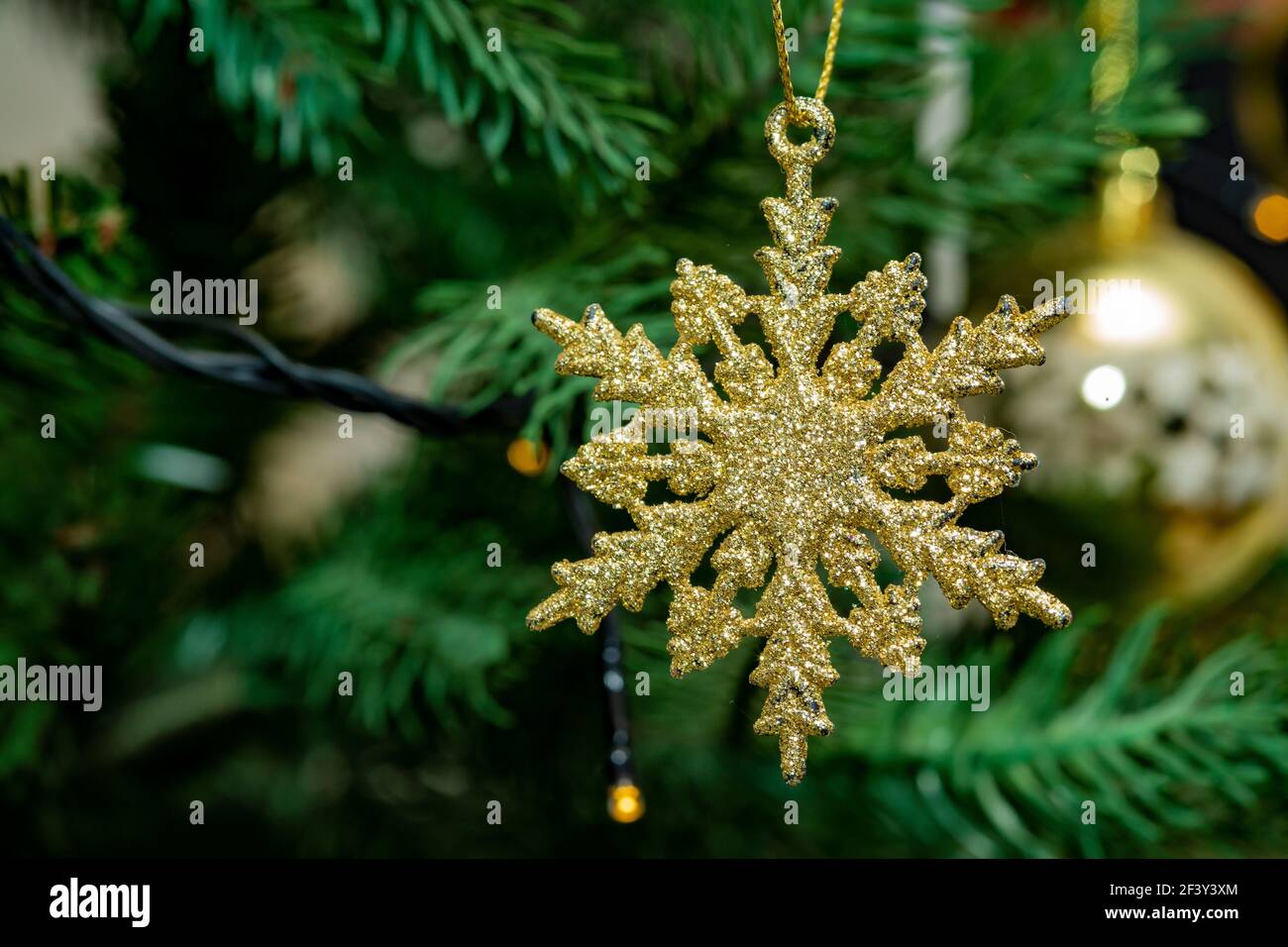 Fiocchi di neve decorati su un albero di pino per la celebrazione di Natale. Foto Stock