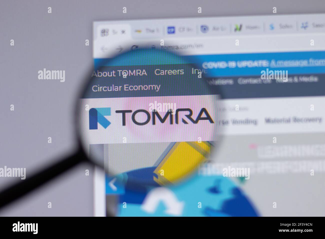 New York, USA - 18 Marzo 2021: Icona del logo aziendale TOMRA sul sito, Editoriale illustrativo Foto Stock