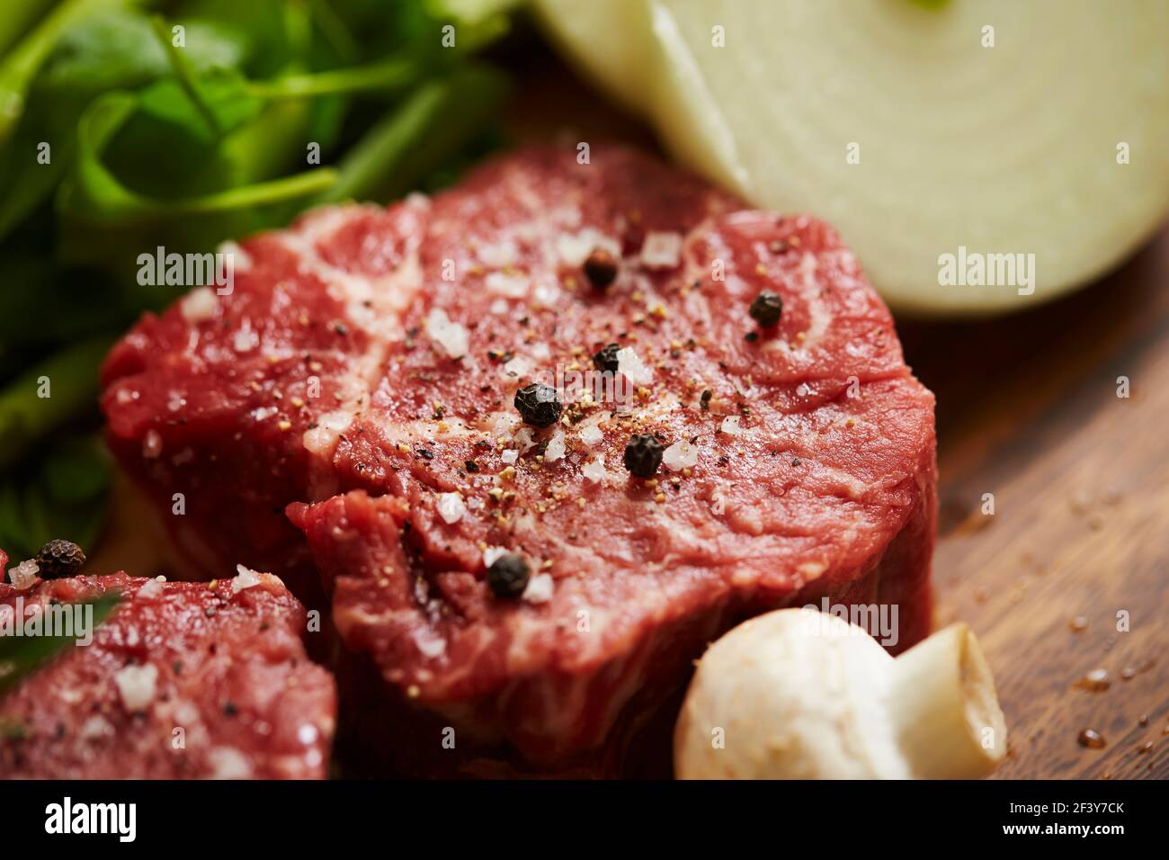 Pepe e sale su carne cruda Foto Stock