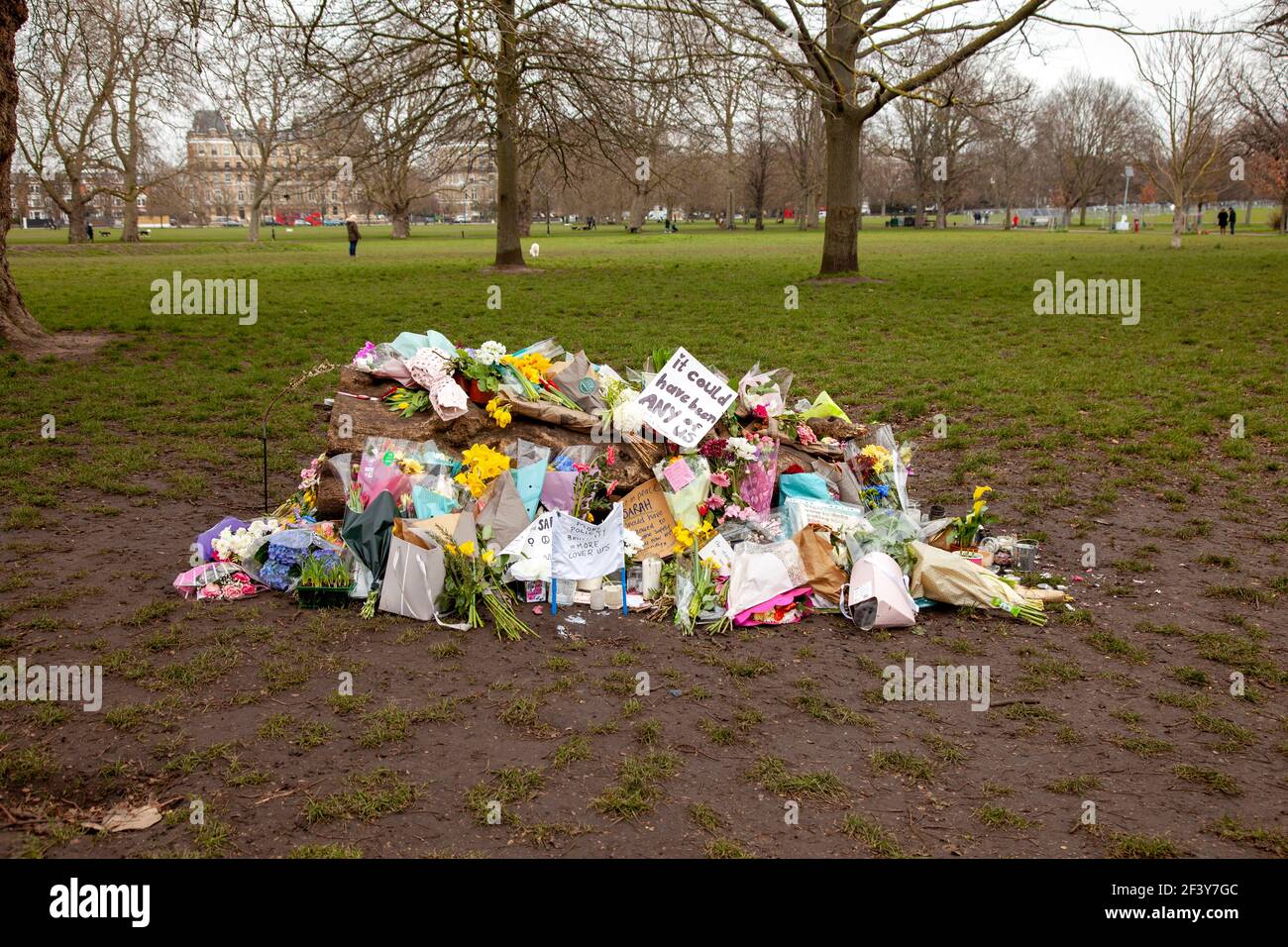 Fiori in memoria di Sarah Everard su Clapham Common, Londra UK Foto Stock