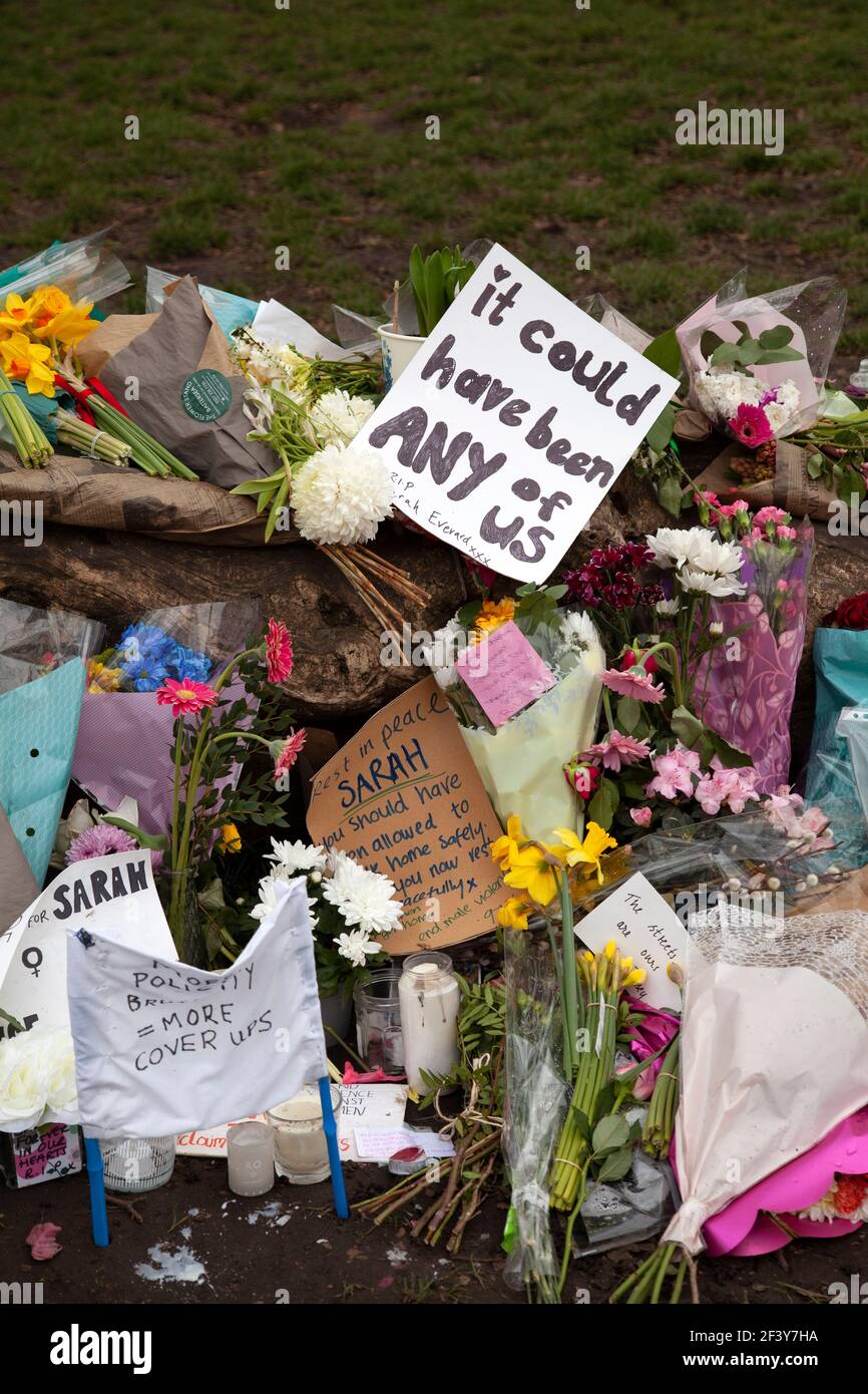 Fiori in memoria di Sarah Everard su Clapham Common, Londra UK Foto Stock
