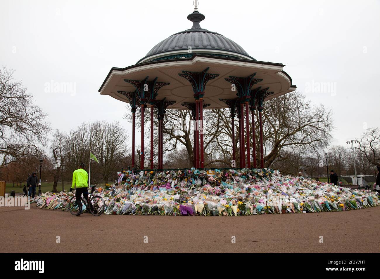 Fiori in memoria di Sarah Everard su Clapham Common, Londra UK Foto Stock