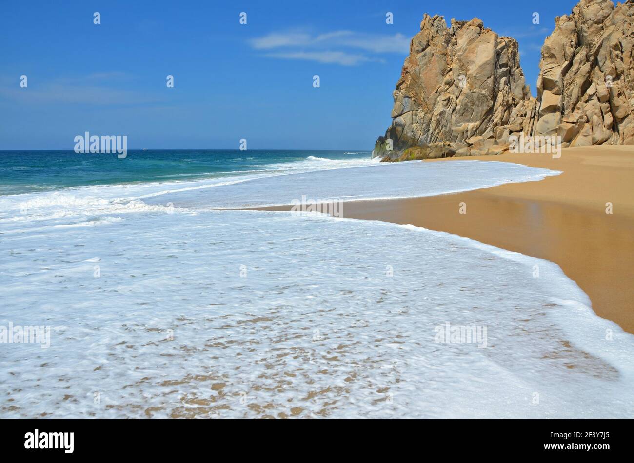 Seascape con vista panoramica di Playa del Amor, una spiaggia di sabbia nascosta di Cabo San Lucas, Baja California sur, Messico. Foto Stock