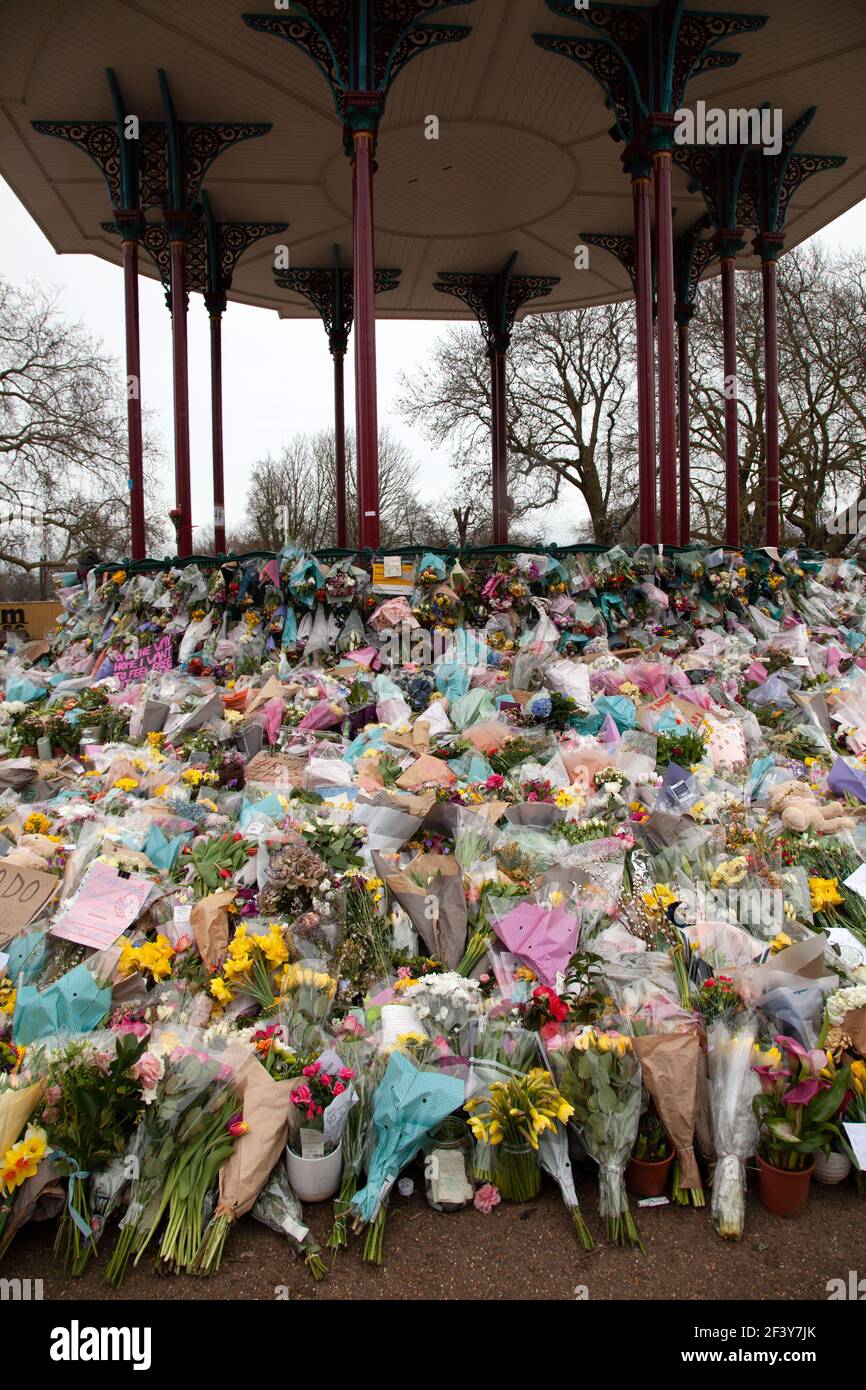 Segni e fiori in memoria di Sarah Everard su Clapham Common, Londra UK Foto Stock