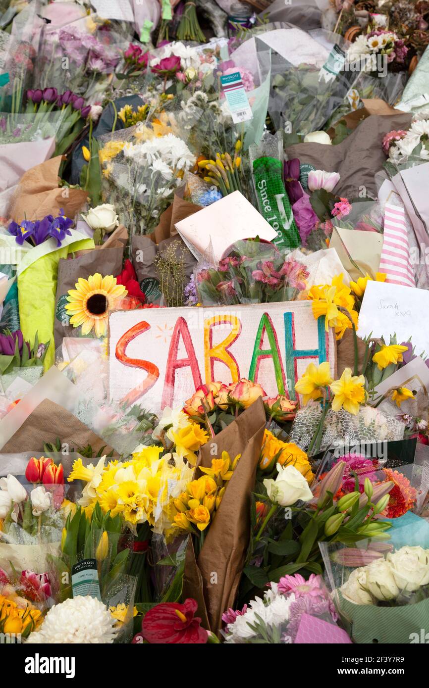 Segni e fiori in memoria di Sarah Everard su Clapham Common, Londra UK Foto Stock