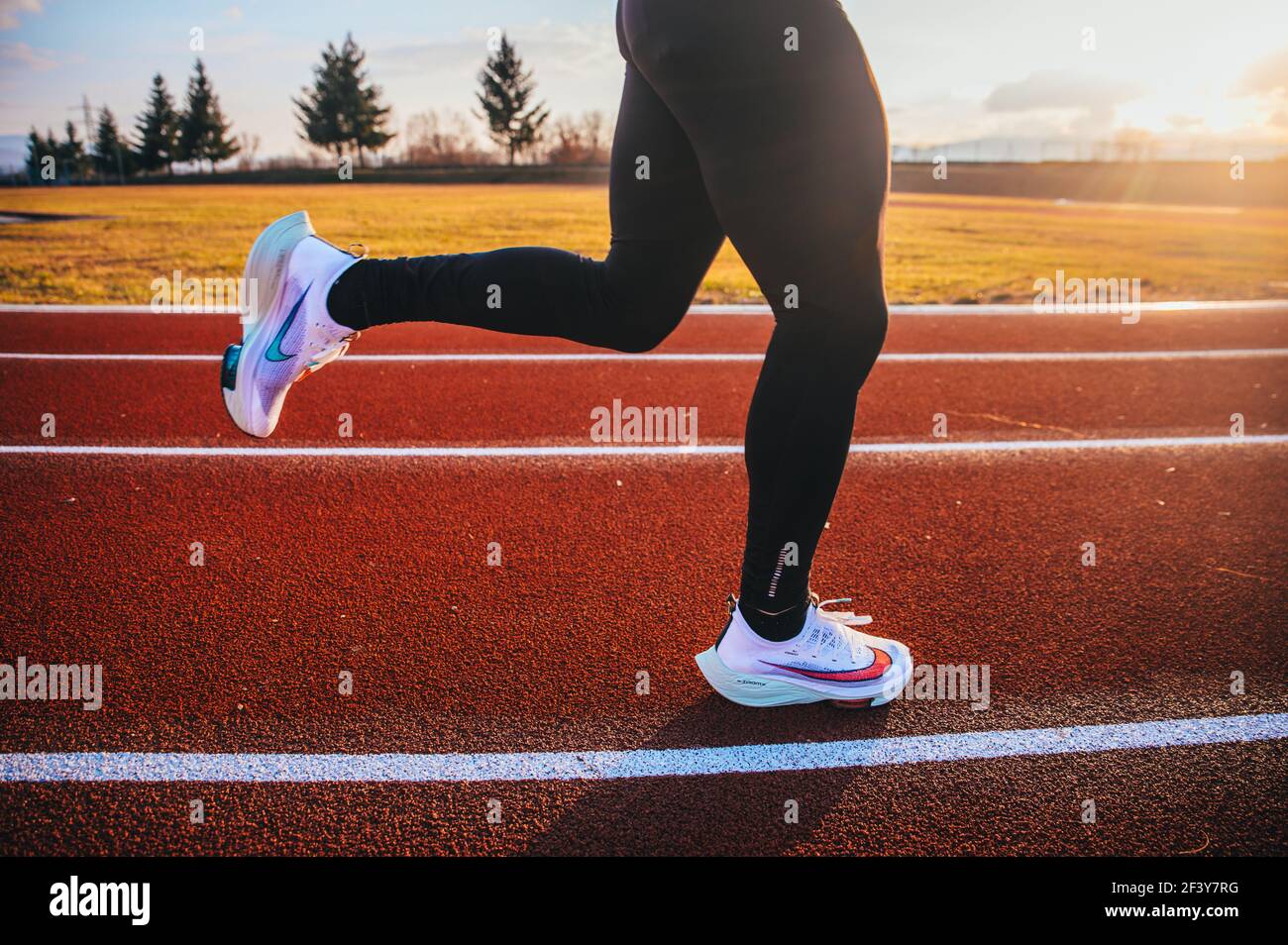 TOKYO, GIAPPONE, MARZO 18. 2021: Scarpe da running Nike ALPHAFLY NEXT%.  Controversa scarpa da atletica sulle gambe di un atleta professionista che  corre in viaggio. Spento Foto stock - Alamy