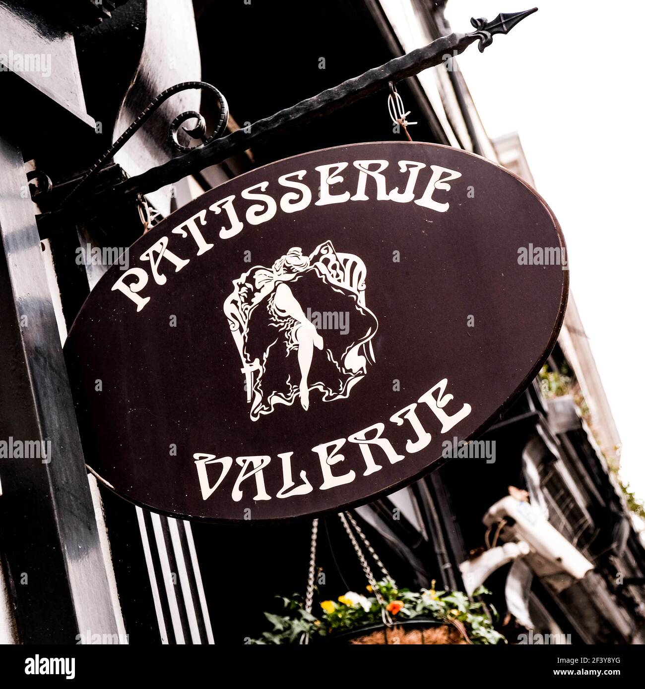 Londra UK, Marzo 18 2021, Patisserie Valerie Coffee and Pastry Cafe Logo e cartello esterno Close Up with No People Foto Stock