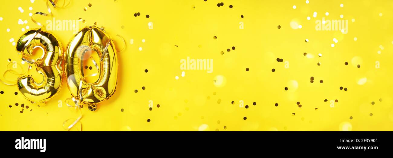 Numero di palloncino in oro, cifra trenta. Biglietto d'auguri per compleanno, iscrizione 30. Evento di celebrazione dell'anniversario. Banner. Numero d'oro, giallo Foto Stock