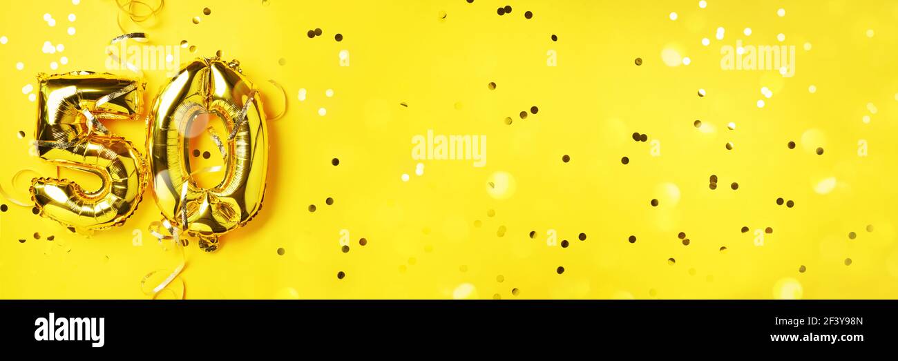 Numero di palloncino in oro, cifra cinquanta. Biglietto d'auguri per compleanno, iscrizione 50. Evento di celebrazione dell'anniversario. Banner. Numero d'oro, giallo Foto Stock