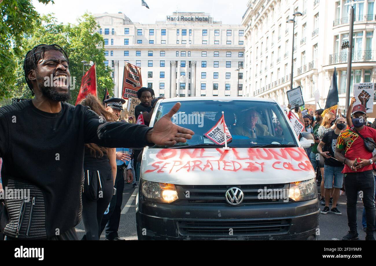 Attivisti anti-razzismo con segni, alla manifestazione Black Lives Matter a Londra, in protesta della morte di George Floyd da parte della polizia statunitense. Foto Stock