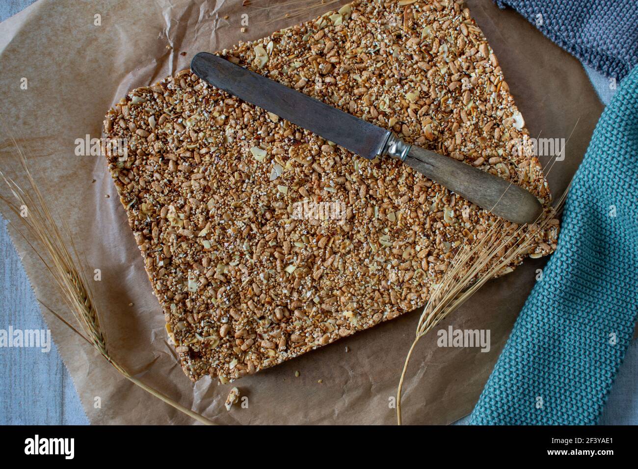 Non c'è granola da cuocere con noci, semi, farinata d'avena soffiato, amaranto, miele e sciroppo d'acero serviti su un tavolo di legno dall'alto Foto Stock
