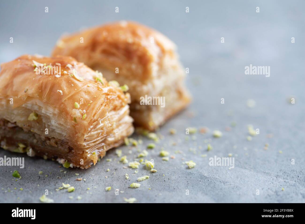 Dolce turco cioccolato baklava su sfondo grigio. Vista dall'alto. Spazio di copia. Set di dolci orientali tradizionali assortiti. Dolci arabi, turchi Foto Stock