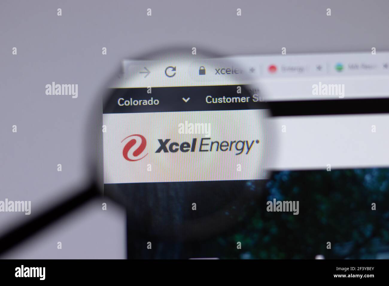 New York, USA - 18 Marzo 2021: Icona del logo della società Xcel Energy sul sito, Editoriale illustrativo Foto Stock