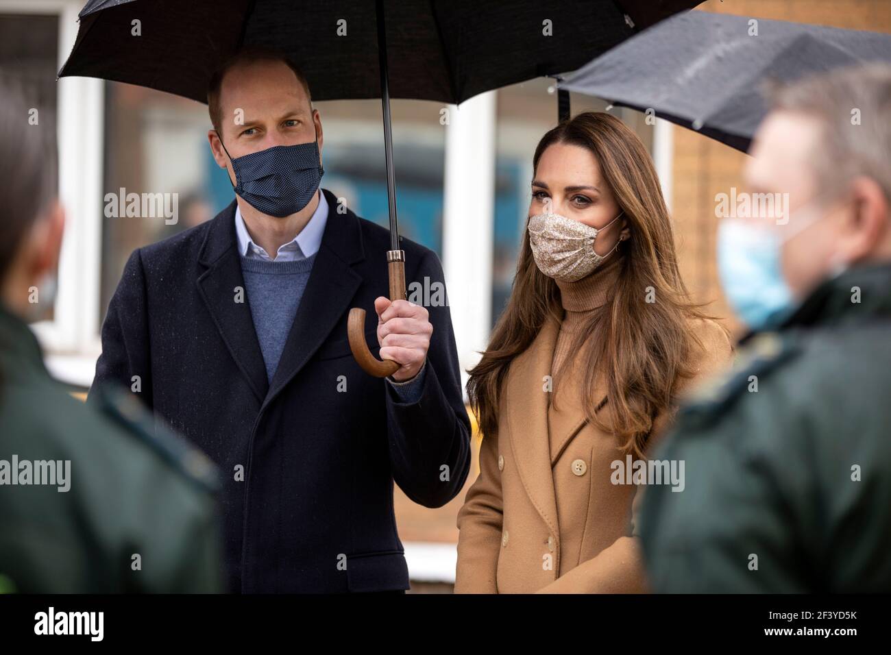 Il Duca e la Duchessa di Cambridge durante una visita alla stazione delle ambulanze di Newham a Londra Est. Data immagine: Giovedì 18 marzo 2021. Foto Stock