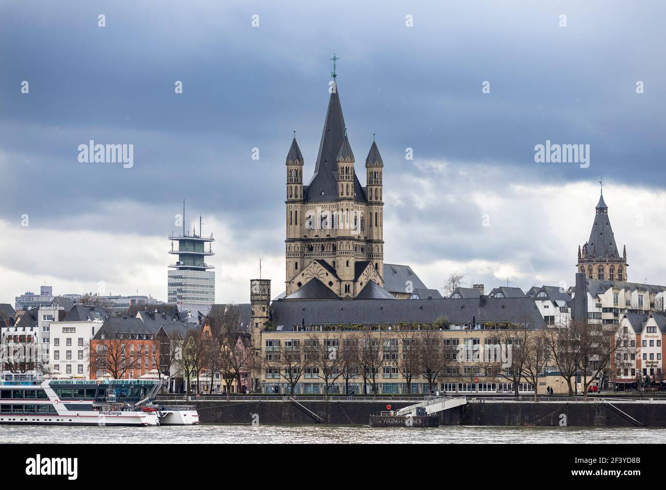 La grande cattedrale di San Martino è un importante edificio di Colonia, ma è ombreggiata dal Duomo di Colonia nello skyline della città. Foto Stock