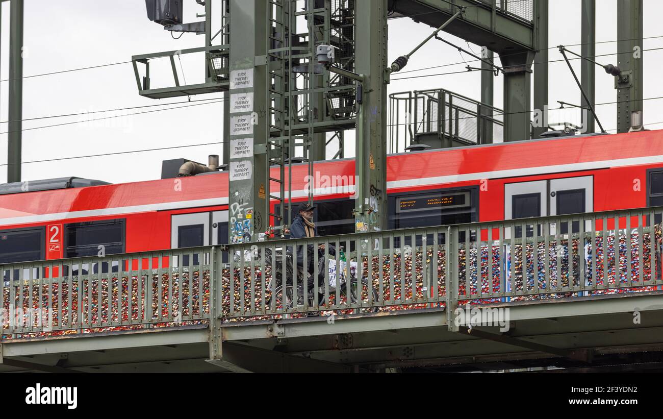 Il ponte Hohenzollern di Colonia è utilizzato da treni, pedoni e ciclisti. Non è consentito l'uso di automobili. Foto Stock