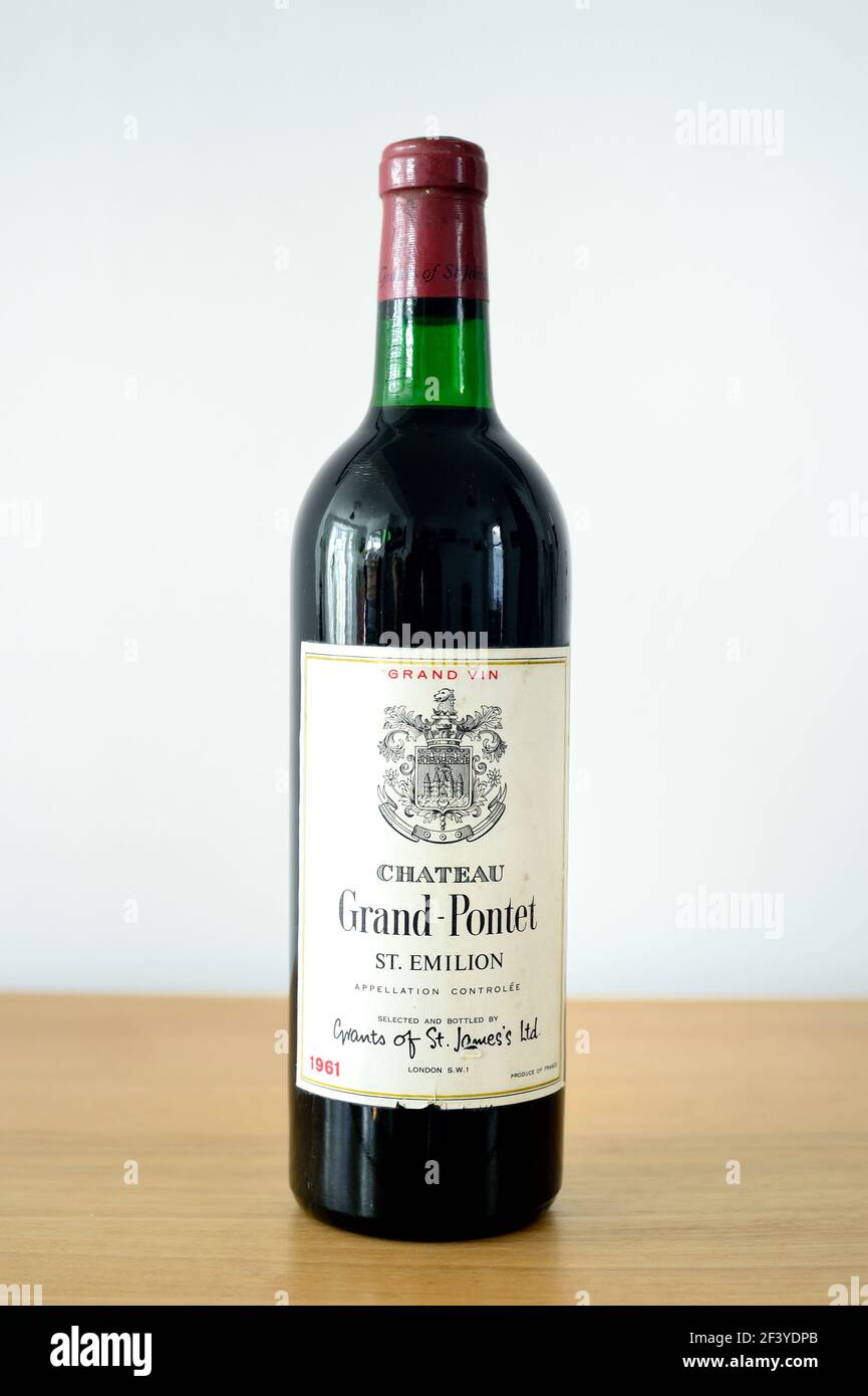 961 vino St Emilion d'epoca in vetrina Foto Stock