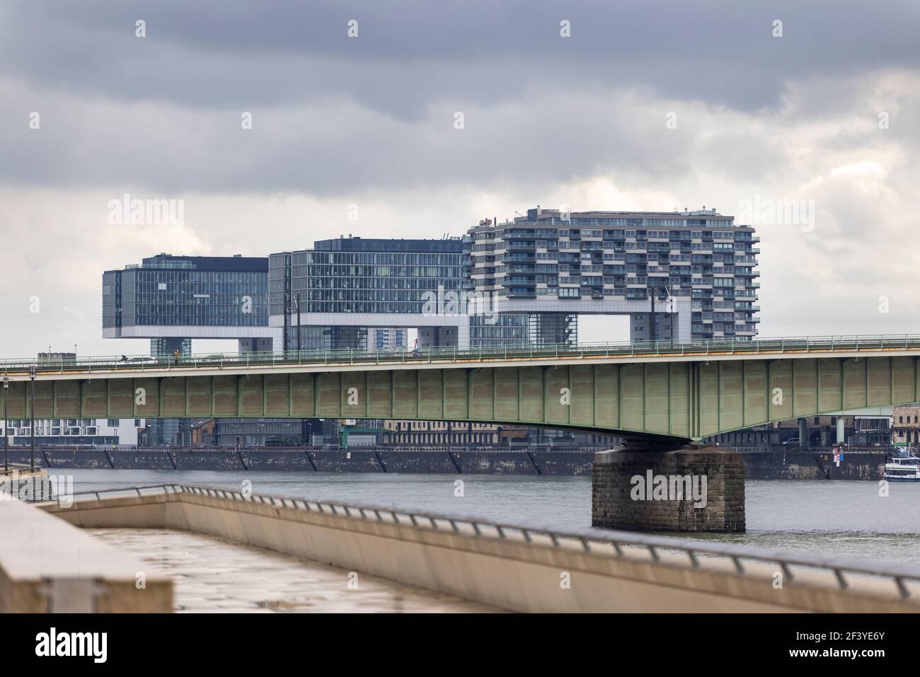 Colonia non è conosciuta solo per i vecchi edifici. I moderni uffici vicino al fiume Reno sono un importante punto di riferimento della città. Foto Stock