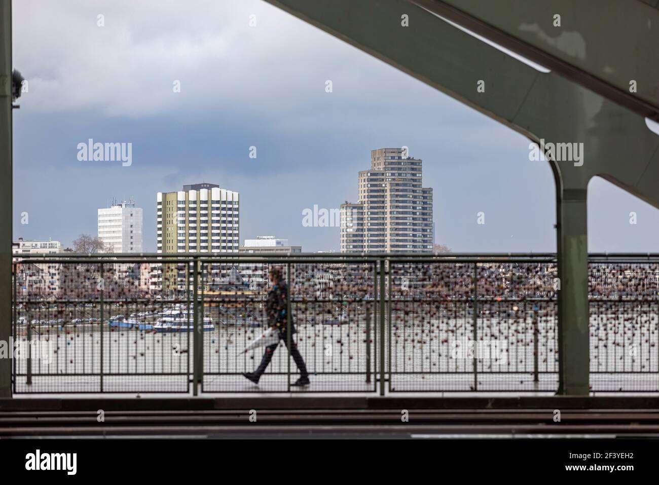 Il Reno è un grande fiume che attraversa Colonia, in Germania. Alti edifici residenziali hanno una bella vista sul fiume e su tutta la città. Foto Stock