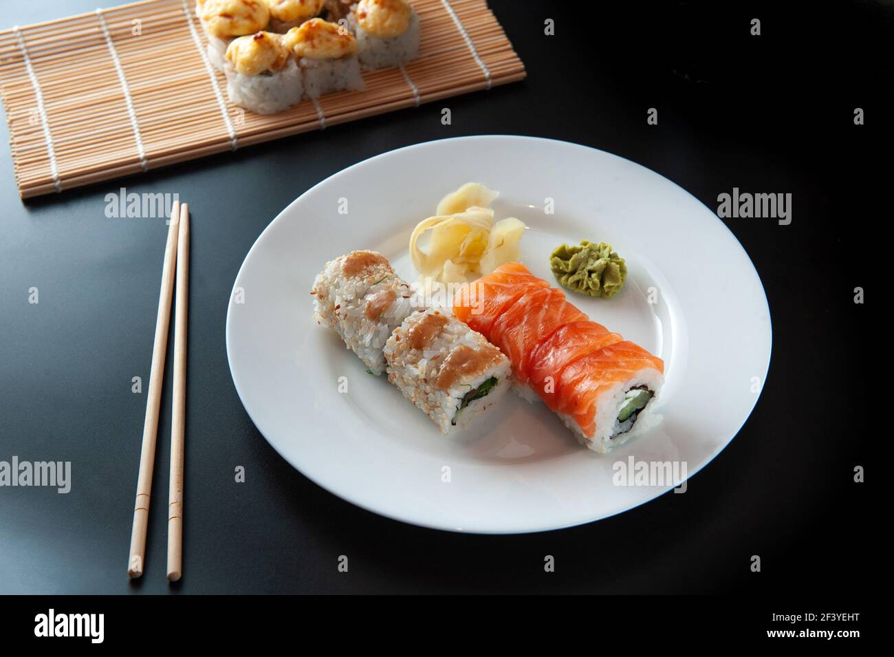 Involtini di salmone e caviale serviti su un piatto. Foto Stock