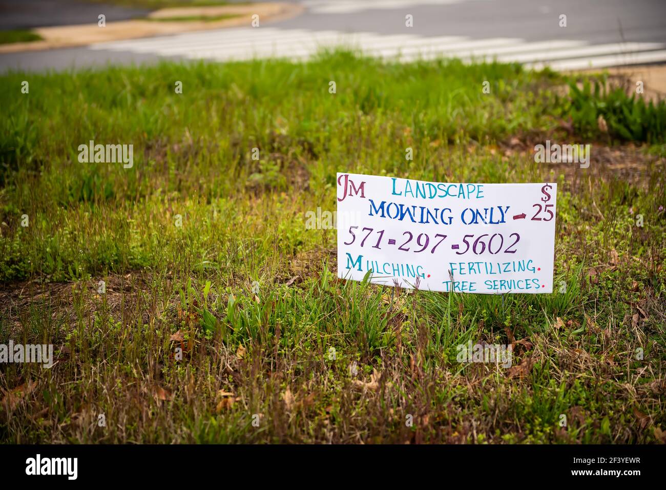 Herndon, USA - 1 aprile 2020: Segno dalla piccola azienda locale di architettura paesaggistica che offre pacciamatura, taglio di alberi e fertilizzazione, falciatura in Fairfax co Foto Stock