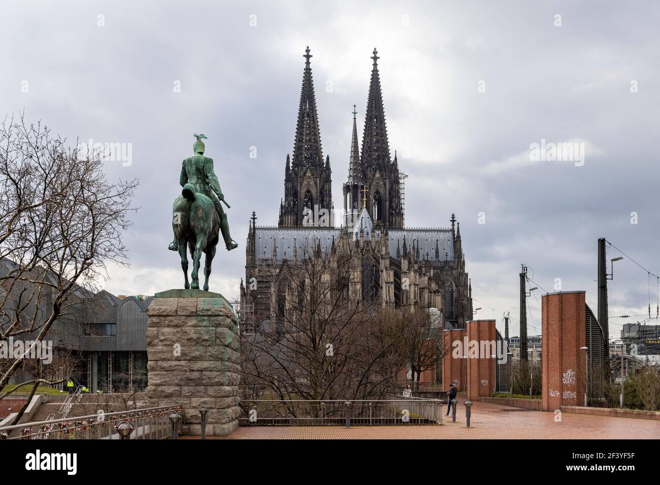 La statua dell'ultimo imperatore tedesco, Guglielmo II, si trova vicino alla cattedrale di Colonia e al ponte Hohenzollern. Foto Stock