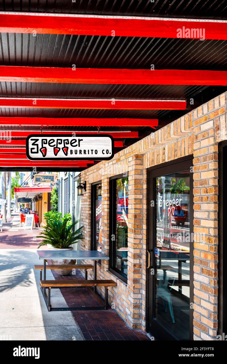 Fort Myers, USA - 29 aprile 2018: 3 Pepper burrito società messicana tex-mex ristorante di cucina in Florida centro città con sedie tavoli su Foto Stock