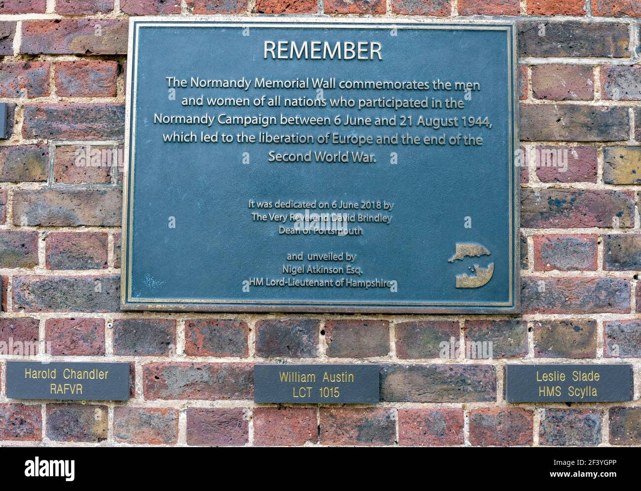 Lapide commemorativa sul Muro della Normandia al D Day Museum, Southsea Seafront, Southsea, Portsmouth, Hampshire, Inghilterra, Regno Unito Foto Stock